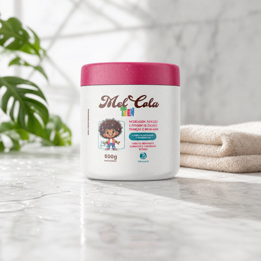 Criança com cabelo cacheado definido usando Mel Cola Teen Rosa Trihair