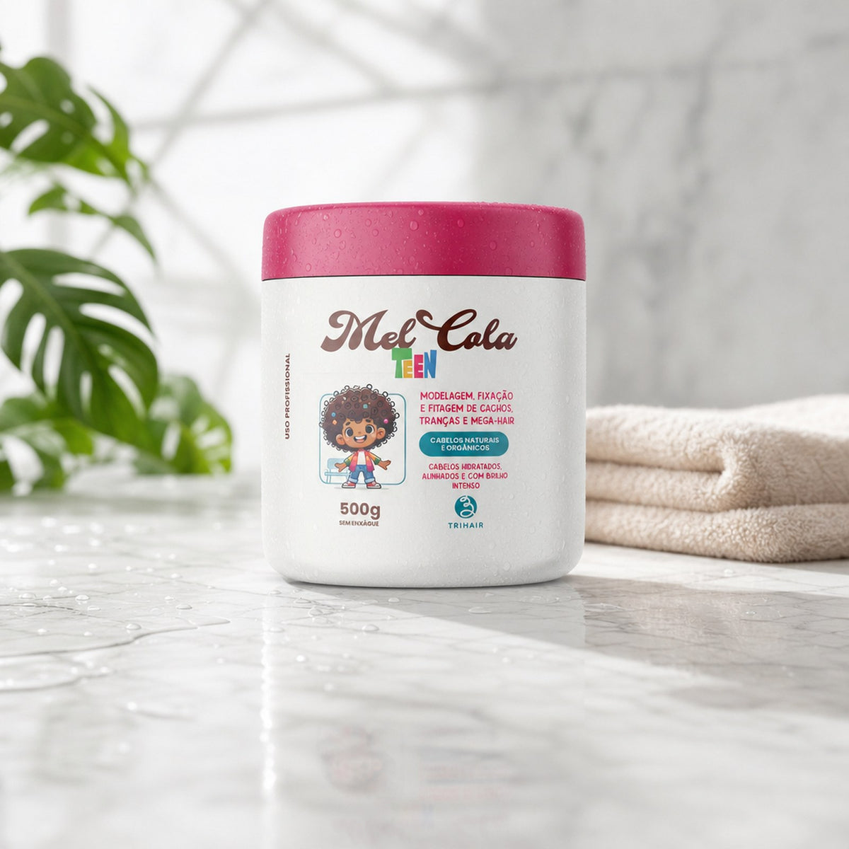 Criança com cabelo cacheado definido usando Mel Cola Teen Rosa Trihair